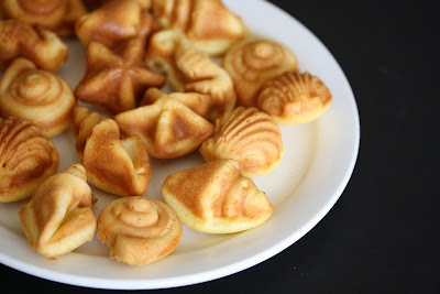 close-up photo of a plate of cakelets