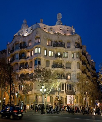 Gaudi La Pedrera - Casa Mila Fachada-La-Pedrera-Casa-Mila-de-gaudi