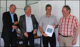 Vlnr begeleidingscommissie Ton Brandenbarg (Zeeuwse Bibliotheek), Ed Landman (Avans+), Enno Meijers met zijn studie, examinator Joost Wouters (Avans+)