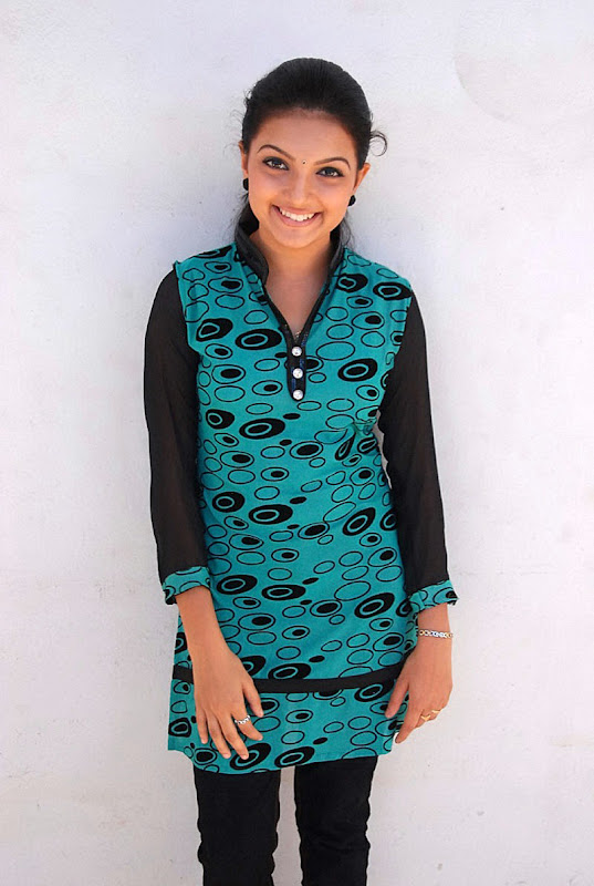 Saranya Mohan Photo Shoot big  show