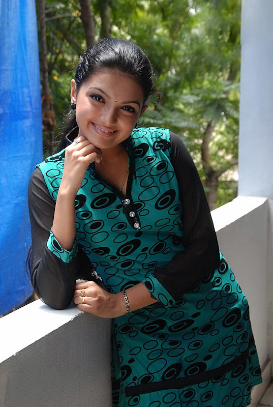 Saranya Mohan Photo Shoot big  show
