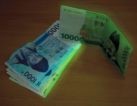 這次真的是韓國人發明的　鈔票也要bling bling