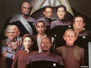 em cima: Worf, Bashir, Jadzia Dax. no meio: Quark, Jake, O'Brien. embaixo: Kira, Sisko, Odo
