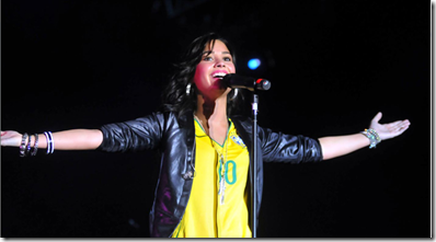Demi Lovato cantando antes do Show dos Jonas Brothers.