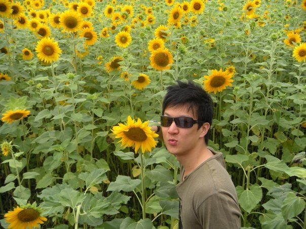 [Charlton with sunflower[16].jpg]
