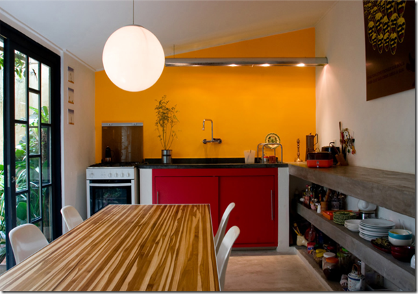 Cozinha colorida fotografada por Fernanda Petelinkar