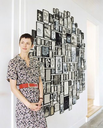 [parade repletas de quadros com molduras pretas. Foto do blo9g Please Sir[3].png]