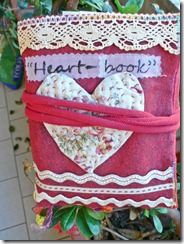 Heart-book in giardino