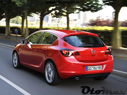 Opel-Astra_2010_arkasi.jpg