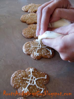 [with the frosting in a baggie and the end cut off the baggie ice on your details[3].jpg]