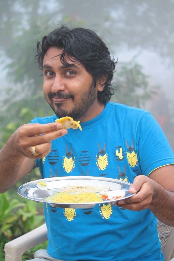 Me, offering the delicious Pitla Bhakri