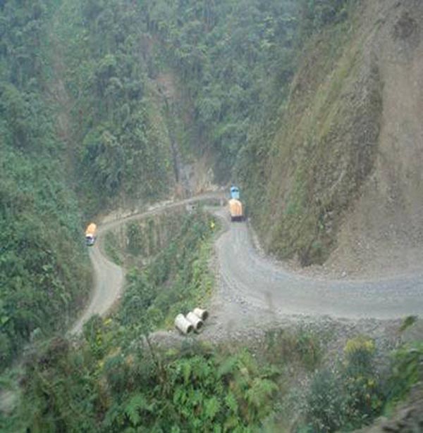 Bolivian Highway - Deadly Bolivian Highway - Twists of the slopy road