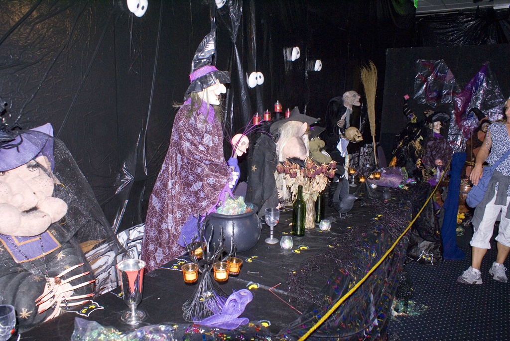 [Jelly Belly Tour Haunted House 10-22-10[2].jpg]