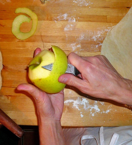 [peeling an apple[5].jpg]