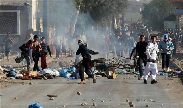 Les-jeunes-manifestants-ont-caillasse-des-commissariats-mais-aussi-tente-de-voler-des-sacs-de-farine-dont-le-prix-augmente.-(Photo-AFP).jpg