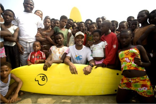 Álbum de fotos da viagem à Nigéria incluindo as aulas de surf dadas as crianças pelo irmão Jojó de Olivença, e também de um culto ministrado pelo grupo em Eket City, Nigéria.