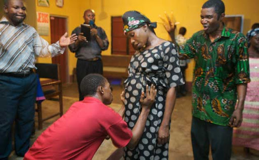 Feto de uma mulher é entregue durante um serviço meia-noite em Akwa Ibom. Fonte: http://guardian.com.uk