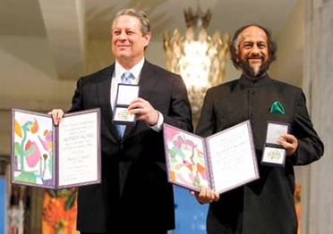 Al Gore poses with his NobelPrize