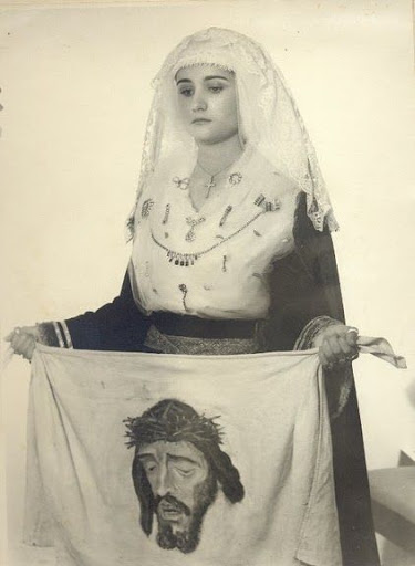 Veronica mostrando el pa&ntilde;o, Valverde del Camino