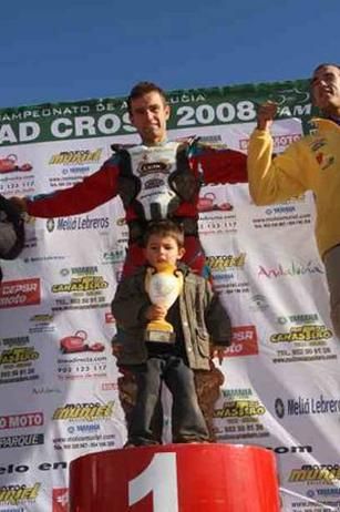 Rub&eacute;n Geral y Si hijo Aar&oacute;n en el podium.