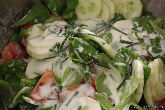 Rezept ♥ Salat mit selbstgemachtem Schnittlauch-Joghurt-Dressing - Lu ...