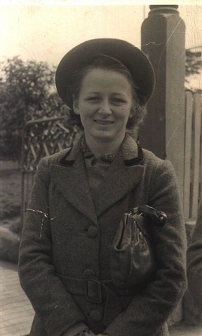 [Mum at Katoomba 1947 aged 18[6].jpg]