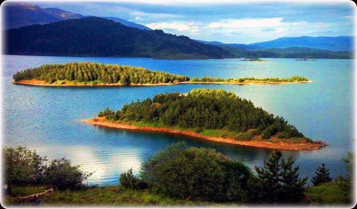 Μέτσοβο - Λίμνη Αώου. Πάνω από το Μέτσοβο, σε οροπέδιο 1350 μ. πάνω από τη θάλασσα βρίσκεται η λίμνη που φτιάχτηκε από τη ΔΕΗ με 2-3 φράγματα στη ροή του ποταμού Αώου.