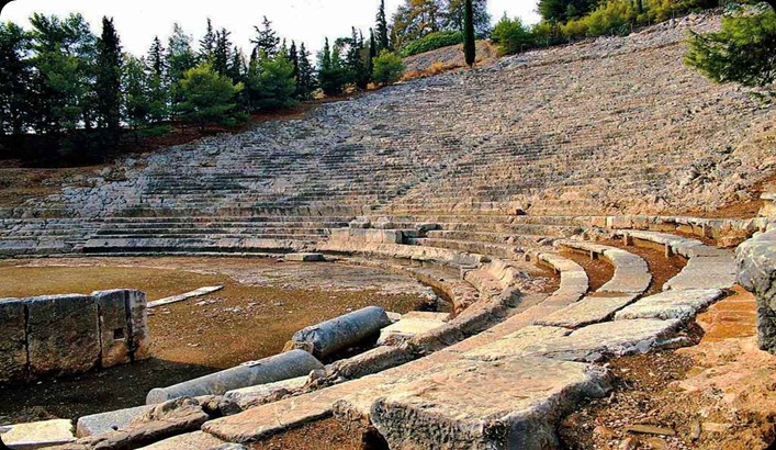 Πελοπόννησος - Αργολίδα Αρχαίο Θέατρο Αργους.  Το θέατρο του Άργους, χωρητικότητας περίπου 20.000 θεατών, συγκαταλέγεται στα μεγαλύτερα αρχαία θέατρα στην Ελλάδα. Βρίσκεται στους πρόποδες της νοτιοανατολικής πλευράς του λόφου του κάστρου, σε σημείο που συνδεόταν με την αγορά, δέσποζε πάνω από την αρχαία πόλη και ήταν ορατό από τον Αργολικό κόλπο. Στο χώρο προϋπήρχαν διάσπαρτα μικρά ιερά, όπως αυτά των Διοσκούρων και του Διός Ευβουλέως, τα οποία δεν καταπατήθηκαν κατά την κατασκευή του μνημείου. Το θέατρο οικοδομήθηκε κατά την ελληνιστική εποχή, στις αρχές του 3ου αι. π.Χ. και αντικατέστησε το παλαιότερο της πόλης, που βρισκόταν περίπου 100 μ. νοτιότερα και είχε κτιστεί τον 5ο αι. π.Χ. Κατασκευάσθηκε πιθανόν για να φιλοξενήσει τους αγώνες μουσικής και δράματος των πανελλήνιων αγώνων των Νεμέων, που τότε μεταφέρθηκαν οριστικά στην πόλη του Άργους από το ιερό του Δία στην Νεμέα, ενώ περίπου την ίδια εποχή μεταφέρθηκαν στο Άργος και τα Ηραία. Ο αρχαιότερος αγώνας των Νεμέων, που τεκμηριωμένα γνωρίζουμε ότι έλαβε μέρος στο θέατρο του Άργους, ήταν αυτός των κιθαρωδών το 205 π.Χ. Στο μνημείο πραγματοποιούνταν επίσης πολιτικές συνεδριάσεις, όπως η Σύνοδος της Αχαϊκής Συμπολιτείας, που γινόταν τακτικά κατά τον 2ο αι. π.Χ. 