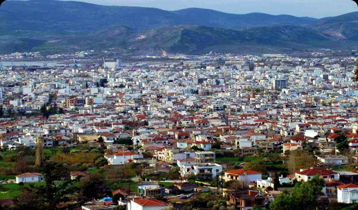 Θεσσαλία-Βόλος-Αποψη. Ο Βόλος είναι μεγάλη πόλη της Θεσσαλίας, χτισμένη στον μυχό του Παγασητικού κόλπου, κοντά στην θέση της αρχαίας Ιωλκού στους πρόποδες του Πηλίου. Είναι επίσης μία από τις πιο μεγάλες πόλεις και ένα από τα σημαντικότερα λιμάνια της Ελλάδας. Ο μόνιμος πληθυσμός του Δήμου Βόλου, σύμφωνα με την απογραφή του 2001, ανέρχεται σε 85.001 κατοίκους. Ο πληθυσμός ολόκληρου του πολεοδομικού συγκροτήματος ανέρχεται σε 123.119 κατοίκους.