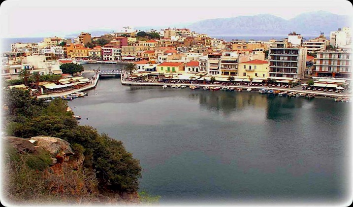 Κρήτη - Λασίθι -  Αγιος Νικόλαος. Ο Άγιος Νικόλαος (ή απλά Άγιος για τους ντόπιους), είναι η πρωτεύουσα του Νομού Λασιθίου και βρίσκεται στη βόρεια ακτογραμμή της Κρήτης, στη Δυτική πλευρά του κόλπου του Μεραμβέλλου. Η ονομασία του προήλθε από το βυζαντινό εκκλησάκι που βρίσκεται στον όρμο Αγίου Νικολάου. Παλαιότερη γνωστή ονομασία ήταν το Μαντράκι, καθώς υπήρχαν πολλές μάντρες με κατσίκια που ξεχειμώνιαζαν. Άλλη γνωστή ονομασία του, είναι αυτή που ακόμα χρησιμοποιούν οι κάτοικοι των γύρω χωριών, Γιαλός.