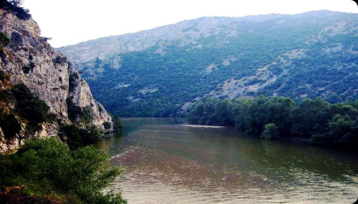  Ανατολική Μακεδονία & Θράκη - Ξάνθη - Στενά Nέστου Στα Τέμπη του Νέστου Ποταμού.Το δέλτα του Νέστου βρίσκεται στην βορειοανατολική Ελλάδα στα διαμερίσματα της Ανατολικής Μακεδονίας &  Θράκης, στη διευρυμένη Νομαρχιακή Αυτοδιοίκηση Δράμας-Καβάλας-Ξάνθης. Στο Δέλτα υπάρχουν 32 κοινότητες. Ο ποταμός Νέστος πηγάζει από το όρος Ρήλα στη Βουλγαρία και εκβάλλει στο Θρακικό πέλαγος, απέναντι από το νησί της Θάσου. Το συνολικό μήκος του Νέστου είναι 234 χιλιόμετρα, από τα οποία τα 140 βρίσκονται σε ελληνικό έδαφος.
