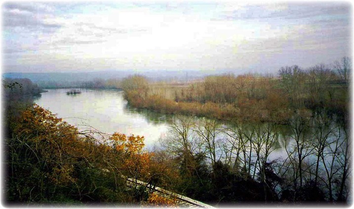 Ποταμός-Έβρος. O Έβρος, γνωστός και ώς Μαρίτσα, (Βουλγαρικά: Марица, Τουρκικά: Meriç Nehri) είναι ένας από τους κυριότερους ποταμούς της Βαλκανικής Χερσονήσου, με μήκος περίπου 480 χλμ. Πηγάζει από τα όρη Ρίλα της δυτικής Βουλγαρίας και κυλά σε βουλγαρικό έδαφος νοτιοανατολικά σχηματίζοντας κοιλάδα ανάμεσα στις οροσειρές της Ροδόπης και του Αίμου και διερχόμενος από τις πόλεις Πλόβντιβ (Φιλιππούπολη), Σβίλεγκραντ, Ιβαήλοβγκραντ. Συναντά τα Ελληνοβουλγαρικά σύνορα κοντά στο χωριό Καστανιές και εισέρχεται για λίγα χιλιόμετρα σε τουρκικό έδαφος σχηματίζοντας το τρίγωνο του Καραγάτς, κοντά στην Ανδριανούπολη, και στη συνέχεια αποτελεί το σύνορο Ελλάδας - Τουρκίας, χωρίζοντας γεωγραφικά τη Δυτική από την Ανατολική Θράκη. Διέρχεται κοντά στις ελληνικές κωμοπόλεις Πυθίο, Φέρρες, Διδυμότειχο, Σουφλί, Λάβαρα, Τυχερό, Νέα Βύσσα και στις τουρκικές Meriç, Keşan. Εκβάλλει στο βόρειο Αιγαίο Πέλαγος. Οι κυριότεροι παραπόταμοί του είναι ο Τούντζας και ο Άρδας.