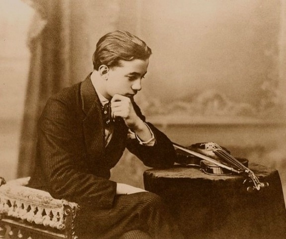 ΣΚΑΛΚΩΤΑΣ ΝΙΚΟΣ 1904-1949 (Συνθέτης και Βιολονίστας) Γεννήθηκε στη Χαλκίδα 8/3/1904 .Ο πατέρας του Αλέκος («Σκαλκώτος» το άλλαξε σε «Σκαλκώτας», για λόγους ευφωνίας όπως έλεγε) ήταν φλαουτίστας και γνωστός χωρατατζής, ενώ ο Κώστας (αδελφός του) ήταν σημαντικότερος μουσικός με πολύπλευρες ικανότητες, που έδωσε στο συνθέτη τα πρώτα του μαθήματα βιολιού. Η μητέρα του συνθέτη, Ιωάννα Παπαϊωάννου, καταγόταν από τα Χώστια της Βοιωτίας, στις υπώρειες του Ελικώνα, και γνώρισε στο γιο της τόσο τη δημοτική μουσική (Ελληνικοί χοροί «Χωστιανός») όσο και τους λαϊκούς θρύλους του τόπου της. Η αδελφή του συνθέτη, Κική Σκαλκώτα-Βερδεσοπούλου, ήταν πιανίστα και τραγουδίστρια . Ο Νίκος Σκαλκώτας σε ηλικία 5 ετών έπαιζε κιόλας βιολί, σ’ ένα δικής του κατασκευής όργανο. Οι εξαιρετικές μουσικές του ικανότητες παρακίνησαν την οικογένειά του να εγκατασταθεί στην Αθήνα (1909) για να του δώσει πληρέστερη μόρφωση. Σπούδασε έτσι βιολί στο Ωδείο Αθηνών στην τάξη του Τόνυ Σούλτσε, απ’ όπου αποφοίτησε σε ηλικία 16 ετών και πήρε το 1ο δίπλωμα βιολιού και το Χρυσόν Μετάλλειο .Την εποχή αυτή έπαιζε τακτικά βιολί δημόσια κι έγραφε και ποιήματα (που δημοσιεύτηκαν στα σοβαρότερα λογοτεχνικά περιοδικά) .Μια υποτροφία τον βοήθησε να πάει στο Βερολίνο (1921) όπου συνέχισε ανώτερες σπουδές βιολιού στην εκεί Hochschoule με τον Willy Hess ως το 1924 . Μολονότι είχε γίνει εξαίρετος βιρτουόζος του οργάνου αυτού, το χειμώνα του 1923/24 αποφάσισε ν’ αφιερωθεί οριστικά στη σύνθεση .