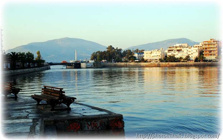 Χαλκίδα παλιά γέφυρα του Ευρίπου Χαλκίδα ΝΟΜΟΣ ΕΥΒΟΙΑΣ, ΣΤΕΡΕΑ ΕΛΛΑΔΑ. Η πόλη ονομαζόταν Χαλκοδωντίς, Αβαντίς και Αβαντιάς, Στύμφαλος, Αλικάρνα, και Υποχαλκίς. Πήρε το όνομά της από τη φοινικική λέξη "Χάλκη" ή "Κάλχη" που σημαίνει πορφύρα, λόγω του ότι στην περιοχή ψάρευαν κοχύλια από τα οποία έβγαινε το πορφυρό-κόκκινο χρώμα, κατά μια άλλη εκδοχή την ονομασία της πόλης την αποδίδουν στην λέξη “Χαλκός” τον οποίο κατεργάζονταν ευρύτατα στην περιοχή, ενώ η μυθολογική παράδοση θεωρείται η “Χαλκίδα”, κόρη του ποτάμιου θεού Ασωπού και της Μεθώνης. Ο Στράβων όμως αναφέρει ως ιδρυτή της τον Κόθο από την Αθήνα. Η Χαλκίδα απέχει από την Αθήνα 81 χλμ, συνεπώς αν επιλέξετε το αυτοκίνητό σας ή το ΚΤΕΛ θα βρίσκεστε εκεί σε περίπου 1 ώρα και 30 λεπτά. Αν πάλι θέλετε, μπορείτε να κάνετε ακόμα πιο γραφικό το ταξίδι σας, παίρνοντας το τρένο από την Αθήνα ή να επιλέξετε τη λύση του φεριμπότ, που ενδείκνυται τώρα το καλοκαίρι. Η απόσταση από τον Ωρωπό για την Ερέτρια είναι 4 ν.μ. και η διάρκεια του ταξιδιού 30 λεπτά. Από την πανέμορφη Ερέτρια θα βρεθείτε στη γοητευτική Χαλκίδα σε περίπου μισή ώρα με το αυτοκίνητο ή το λεωφορείο. 