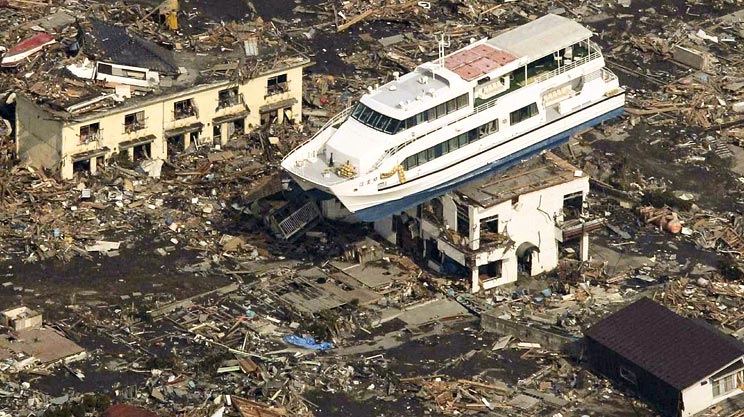 [japan-earthquake-tsunami-nuclear-unforgettable-pictures-ship_33287_744x417[4].jpg]