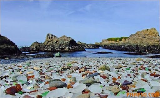 Bãi biển thủy tinh – kim cương từ sóng biển