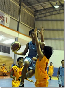 Teo Lian Boon (L) of the Knights goes for the layup against Kienthly Sasutil of POXIO Re-Mix in their Under-18 match of the Basketball Youth Cup last night. 