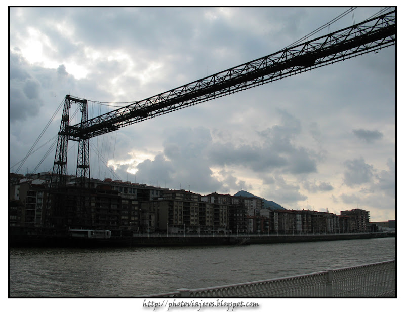 Atardecer sobre puente colgante de Bilbao