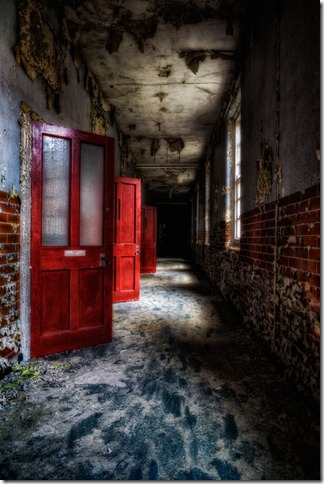 Red_doors_and_darkness____by_illpadrino