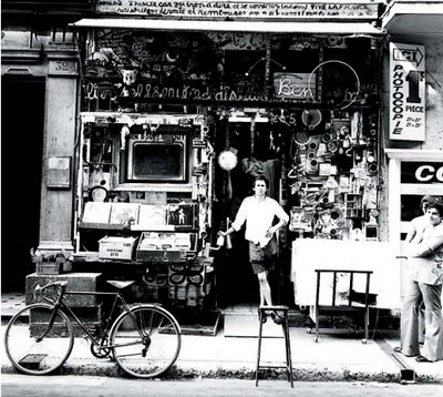 Ben Vautier devant sa boutique, Nice, 1965 - © Ferrero