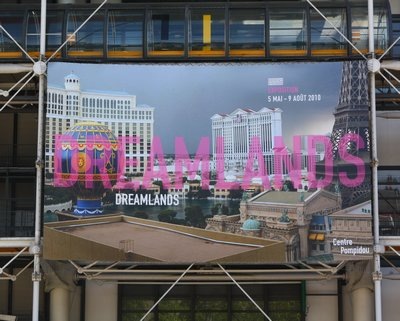 Dreamlands, Affiche de l'exposition sur la façade du Centre Georges Pompidou, Paris. Photo Wanafoto