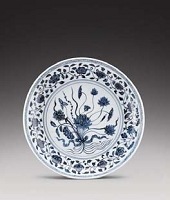 Plat en porcelaine bleu blanc, Chine, Dynastie Ming, Epoque Yongle, XVeme siècle - Lot 32 - Photo courtesy of Sotheby's