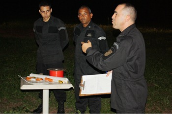 Marcos Vinicius e mais dois policiais especialistas em explosivos