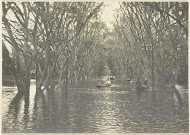 Bootjes voeren door de overstroomde straten van Banjir, Langkat Sumatra