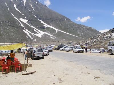 Rohtang Jot - A veritable ecological disaster with traffic jams, tourists and the pollution which 