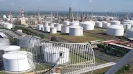 Kilang Minyak Pertamina Cilacap : 1 - Minyak bumi dalam keadaan masih mentah hanya memiliki sedikit nilai tambah, dan pengolahan minyak mentah sangat diperlukan untuk menghasilkan produk yang cocok untuk.
