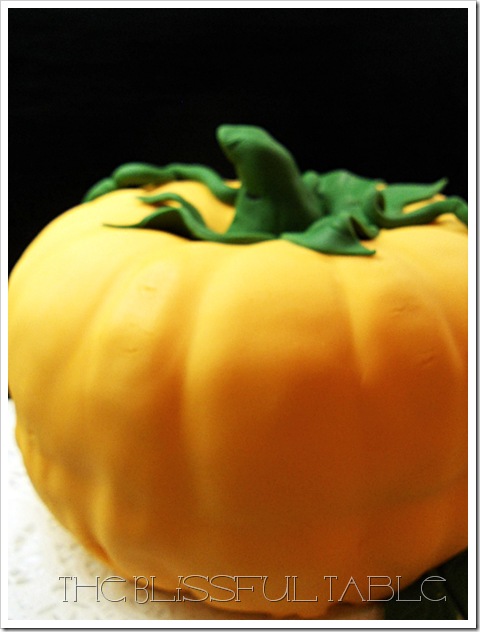 pumpkin spice cake with fondant 028a