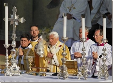 Benedicto XVI celebrando la Santa Misa