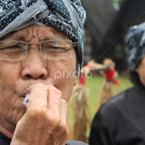 Grandma by Rully Kustiwa - People Street & Candids