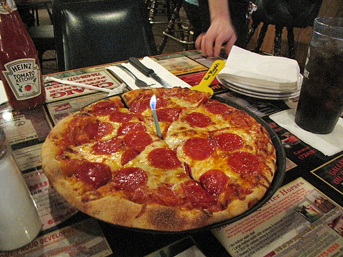 [phil-birthday-pizza4.jpg]